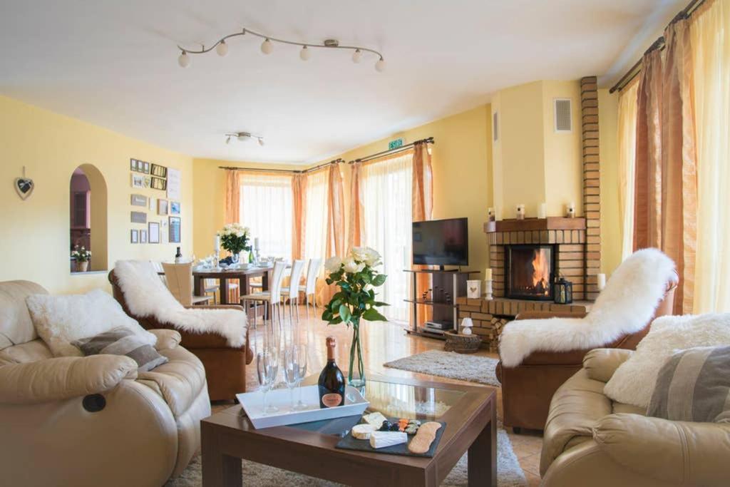 Charming Villa In A Private Mountain Resort Брашов Екстер'єр фото